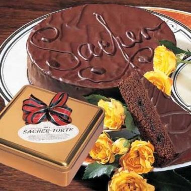 Sachertorte mit Metalldose und Schleife